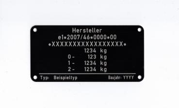 Var.14 Typenschild für die Fahrzeugklasse O1 und O2, beschriftet mit den Zusatzangaben Typ und Baujahr